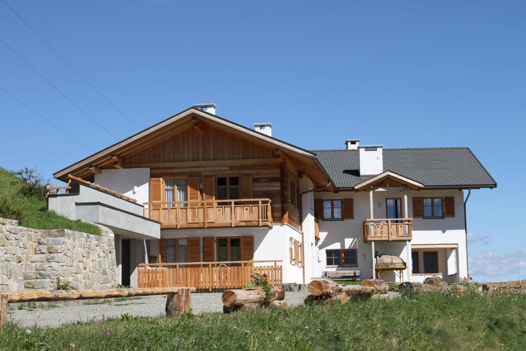 Mitterhof mit Holzfassade und Balkonen