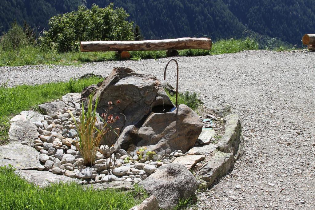 Naturnaher Gartenbrunnen vor dem Mitterhof
