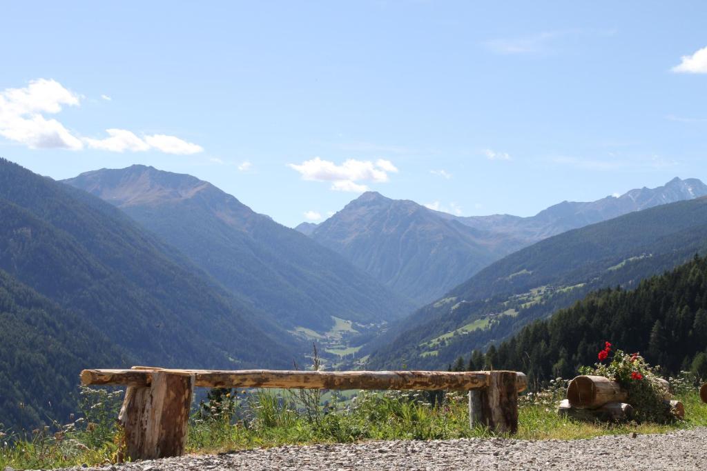 Aussichtsbank mit weitem Blick ins Ultental