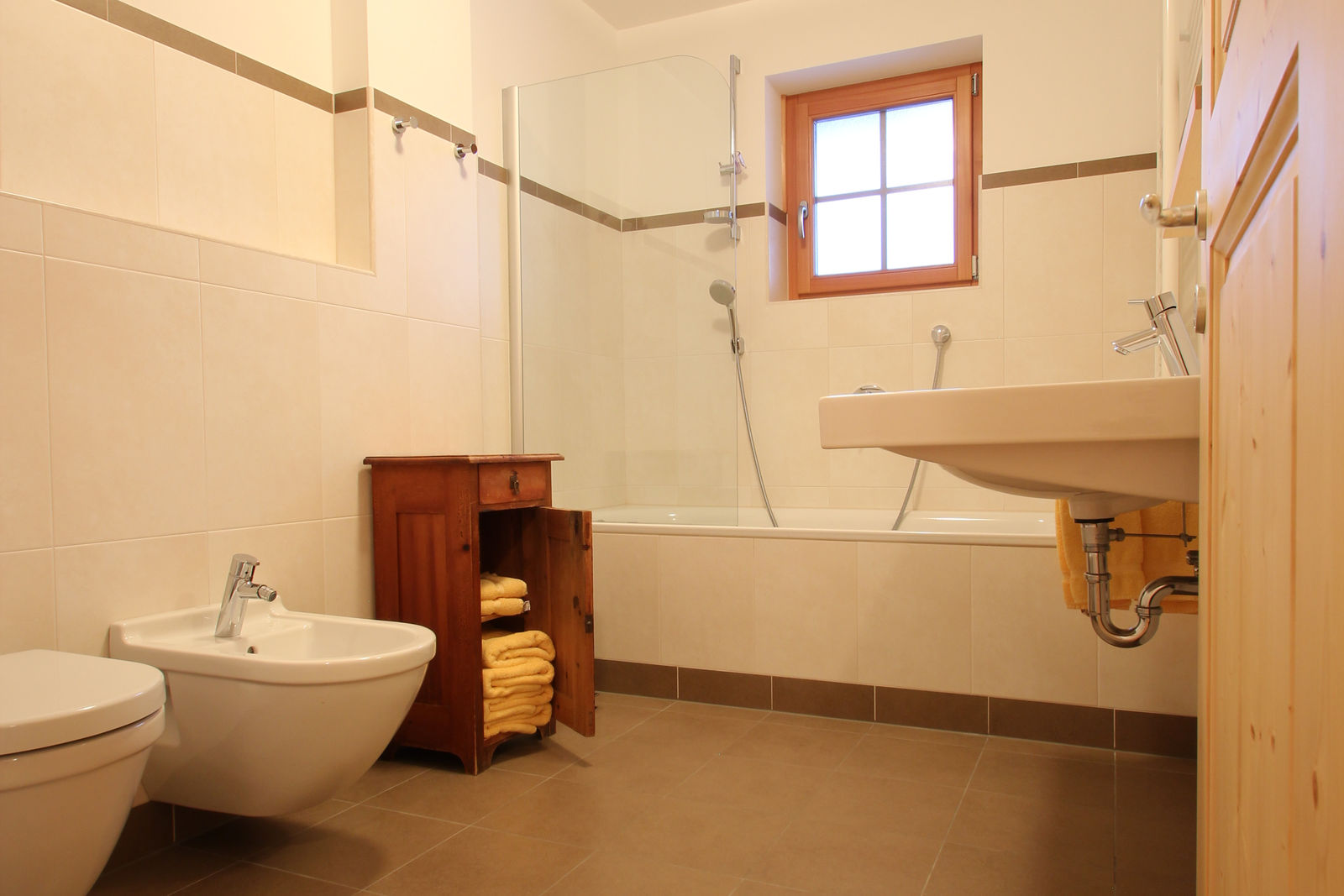 Helles Badezimmer im Appartement Geisler